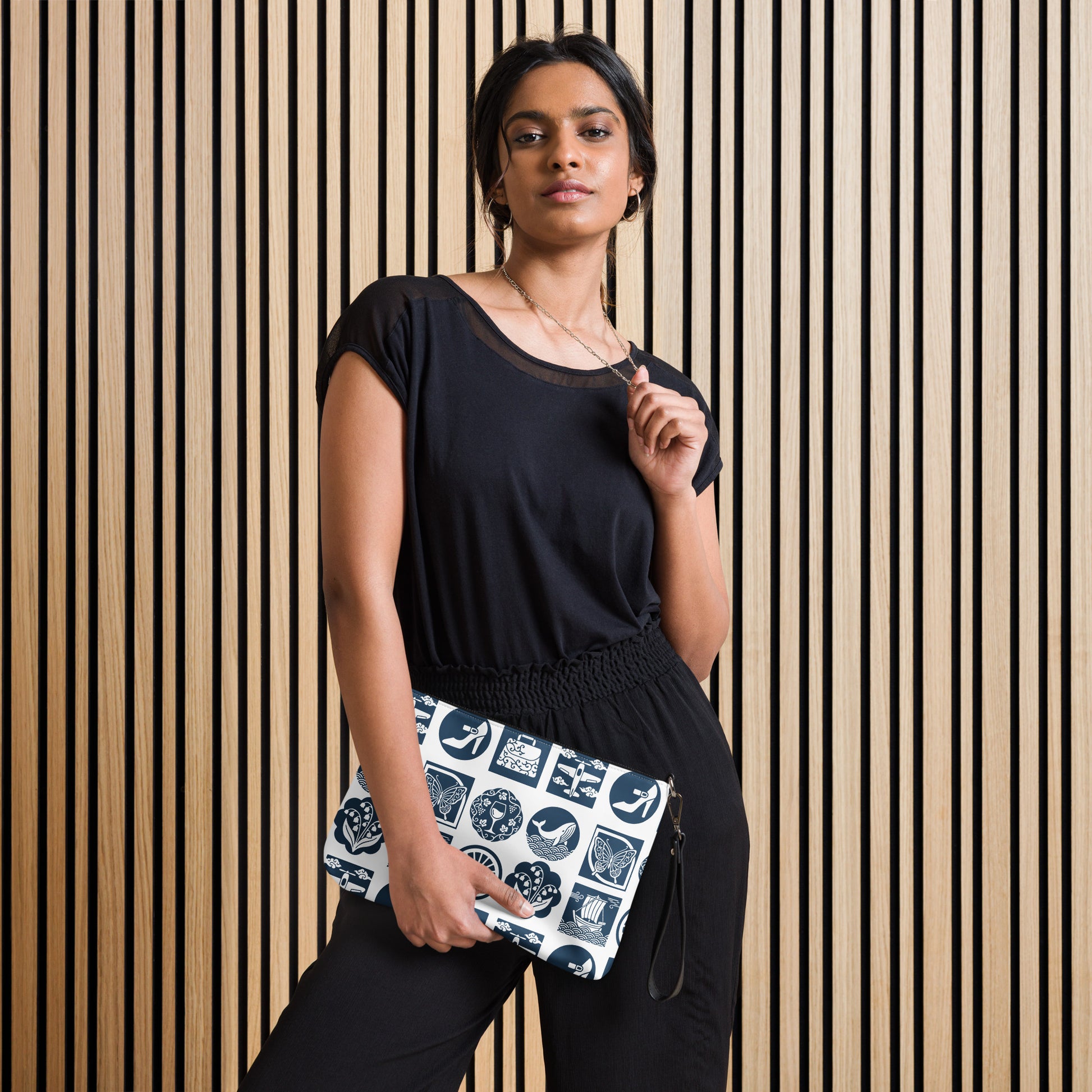 家紋パターン クロスボディバッグ 着用イメージ | Kamon Crossbody Bag - Model Shot | WITH HEELS