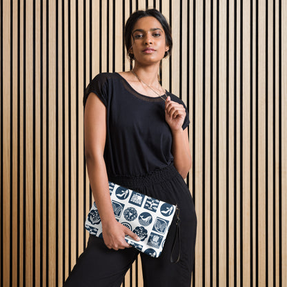 家紋パターン クロスボディバッグ 着用イメージ | Kamon Crossbody Bag - Model Shot | WITH HEELS